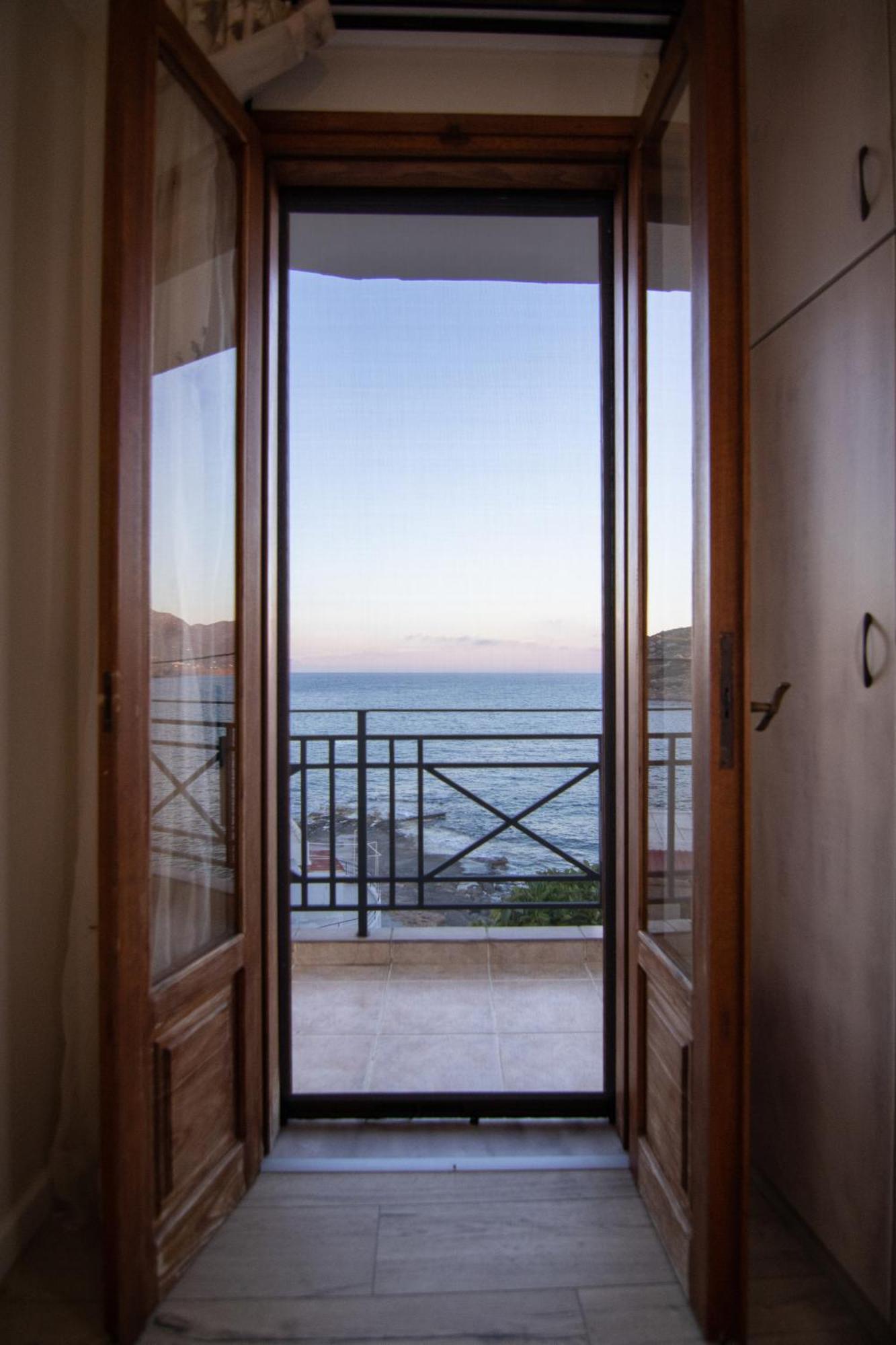 The Island House - Family Size Apt - Overlooking The Aegean - 3 Steps From The Beach Mochlos Exterior photo