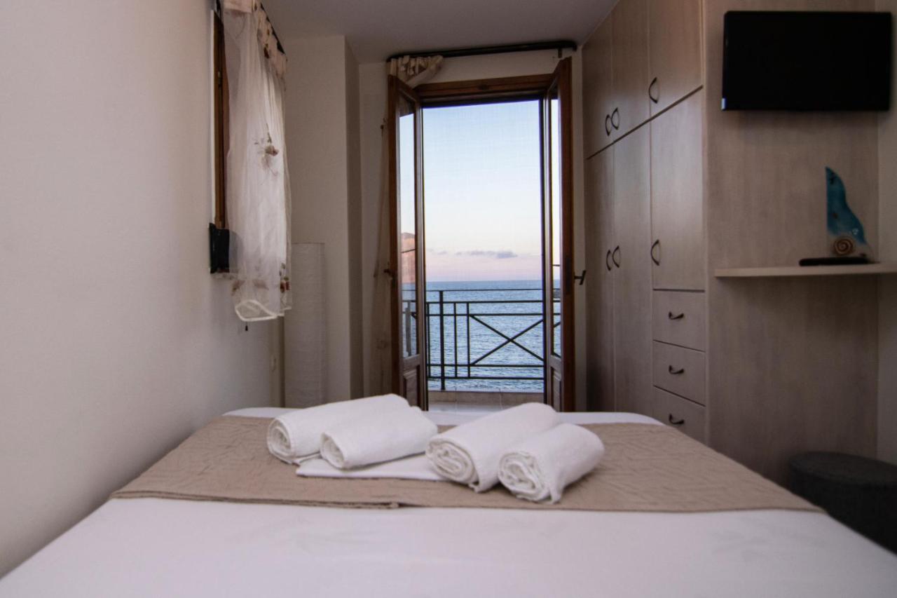 The Island House - Family Size Apt - Overlooking The Aegean - 3 Steps From The Beach Mochlos Exterior photo